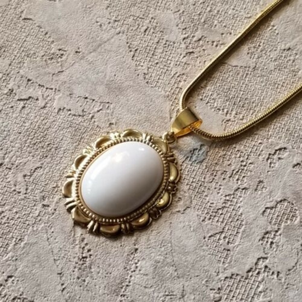 Elegant White Mountain Jade Pendant Gold Necklace
